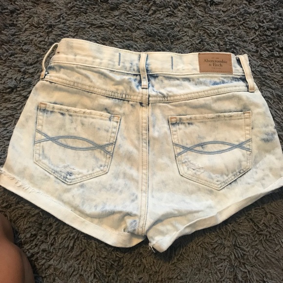 Distressed white wash lace jean shorts - Picture 4 of 6